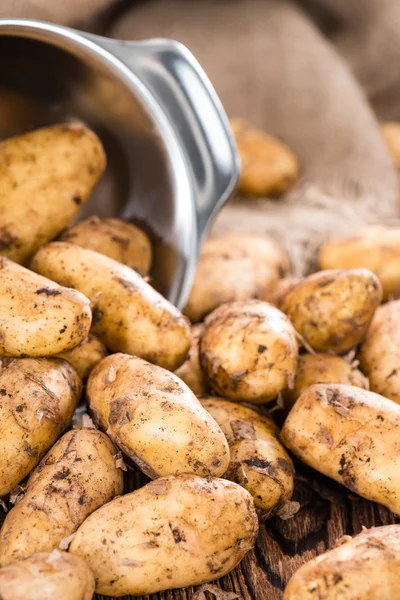 Pommes de terre sur fond vintage — Photo