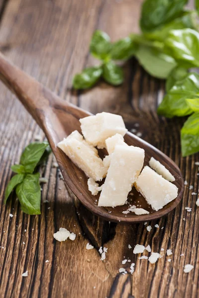 Parmezánský sýr s bazalkou — Stock fotografie