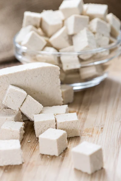 Μπλοκ του φρέσκα Tofu σε ξύλινα φόντο — Φωτογραφία Αρχείου