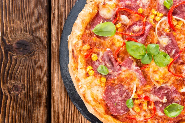 Salami Pizza  topped with fresh basil — Stockfoto