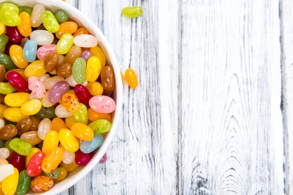 Gelatina colorata Fagioli su sfondo di legno — Foto Stock