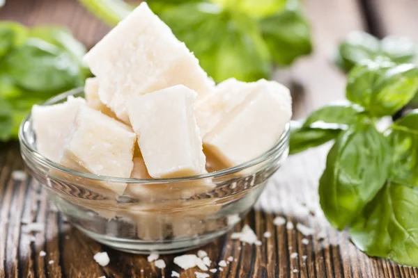 Queso parmesano con albahaca — Foto de Stock