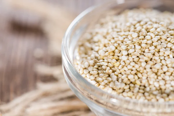 Pişmemiş Quinoa tohumları ile kase — Stok fotoğraf