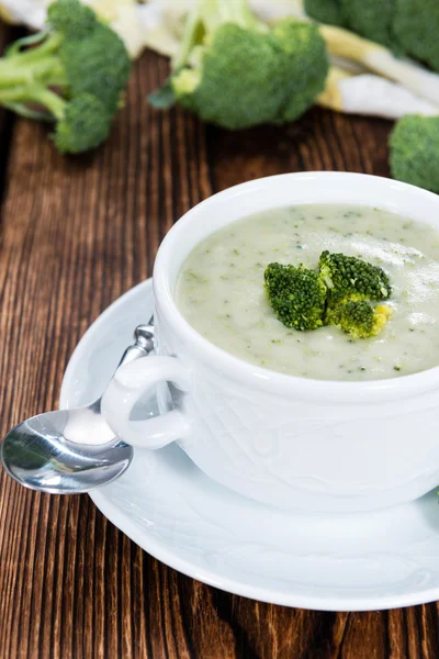 Portion de soupe au brocoli — Photo
