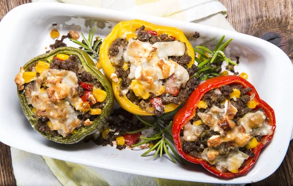 Pimentos recheados com carne picada — Fotografia de Stock