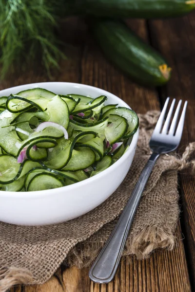 Salade de concombre aux oignons et à l'aneth — Photo