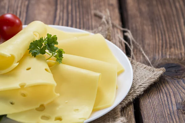 Fromage tranché sur fond de bois rustique — Photo