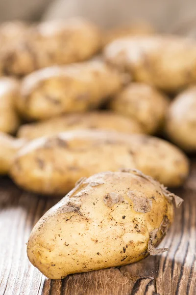 Gedeelte van aardappelen op een donkere achtergrond — Stockfoto