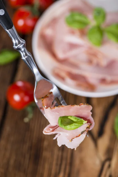 Portion Schinken mit frischen Kräutern — Stockfoto