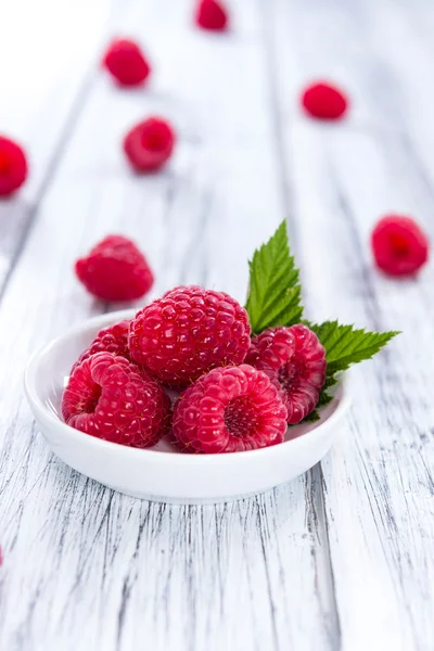 Frambozen op een houten tafel — Stockfoto