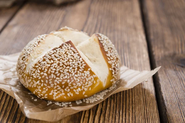 Rollos Pretzel sobre fondo rústico de madera — Foto de Stock