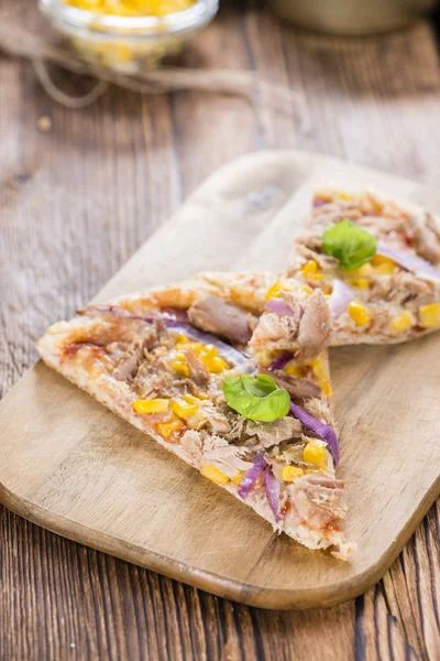 Taze yapılmış Tuna Pizza — Stok fotoğraf