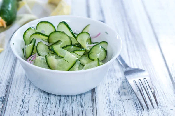 Gedeelte van komkommer salade — Stockfoto