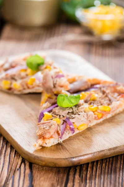 Taze yapılmış Tuna Pizza — Stok fotoğraf