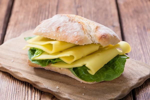 Sanduíche de queijo no fundo de madeira vintage — Fotografia de Stock