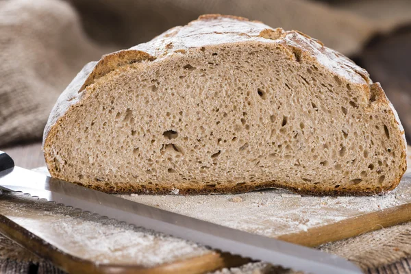 Pan en una mesa vieja — Foto de Stock