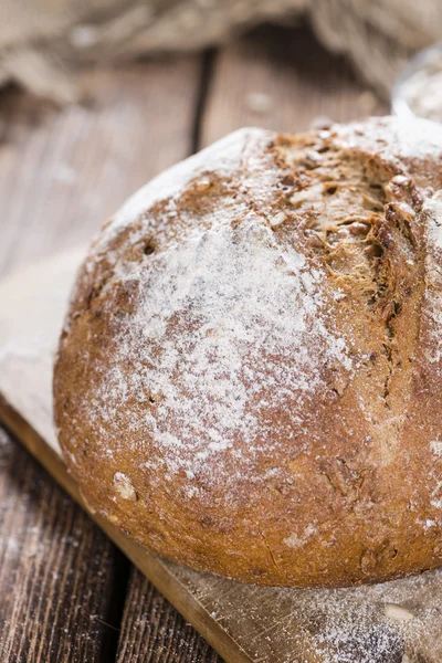 Pane su un vecchio tavolo di legno scuro — Foto Stock