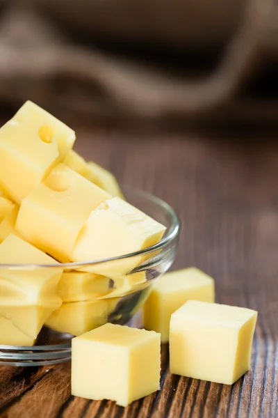 소박한 나무 배경에 치즈의 부분 — 스톡 사진