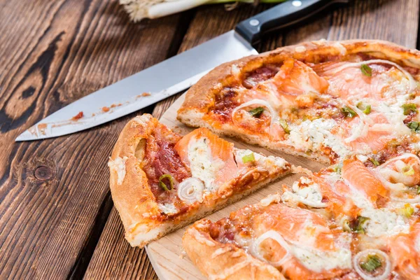 Pizza de salmón con ajo y queso — Foto de Stock