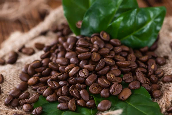 Kaffeebohnen auf Holz-Hintergrund — Stockfoto