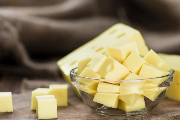 Porción de queso sobre fondo rústico de madera — Foto de Stock