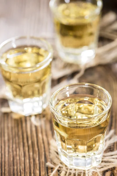 Licor de manzana sobre fondo oscuro — Foto de Stock