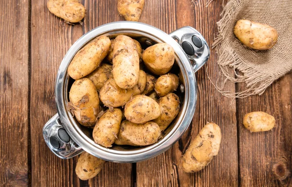 Patatas sobre fondo de madera —  Fotos de Stock