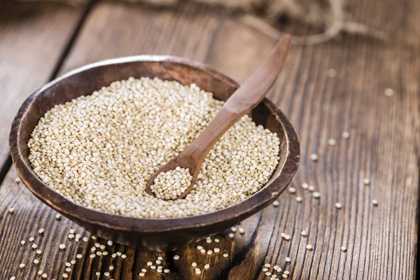 Tigela com sementes de quinoa não cozidas — Fotografia de Stock