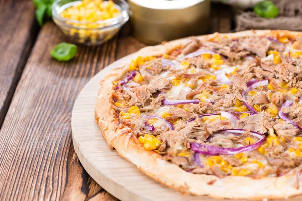 Zelfgemaakte tonijn Pizza — Stockfoto