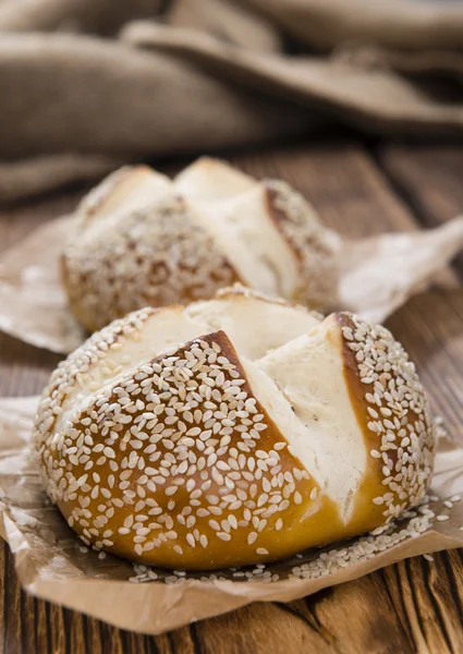 Pretzel Rolls op rustieke houten achtergrond — Stockfoto