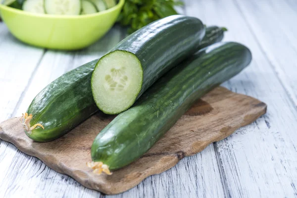 Gurkenscheiben auf Holztisch — Stockfoto