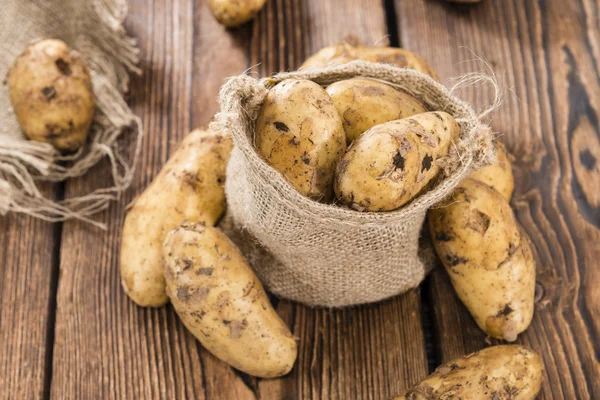 Частина картоплі на темному тлі — стокове фото