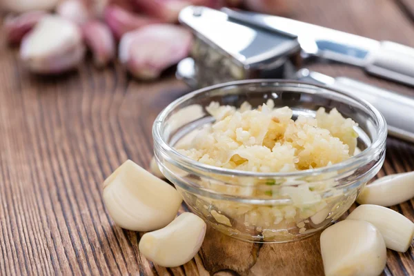 Garlic Press with fresh Garlic — Stock Photo, Image