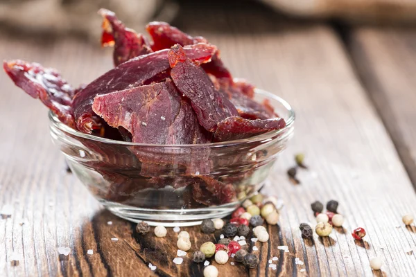 Beef Jerky op houten achtergrond — Stockfoto