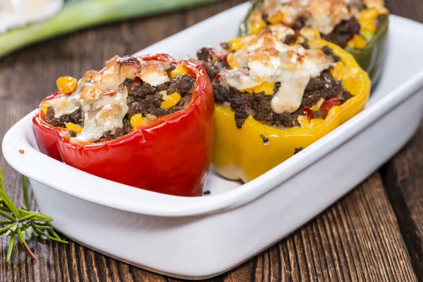 Pimentos recheados com carne, ervas e queijo — Fotografia de Stock