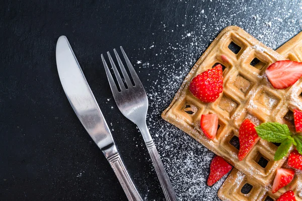 Gofres con fresas frescas — Foto de Stock