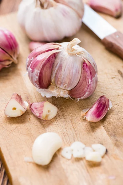 Peeled Garlic on rustic wooden background — Stock Photo, Image
