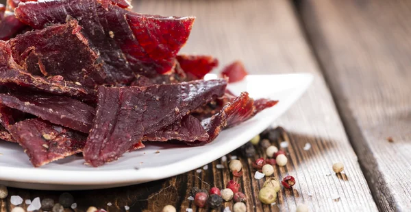 Beef Jerky op houten achtergrond — Stockfoto