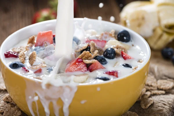 Flocos de milho com frutas frescas e leite — Fotografia de Stock