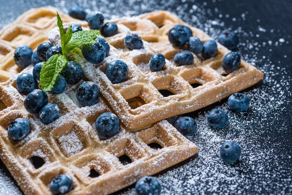 Zelfgemaakte wafels met bosbessen — Stockfoto