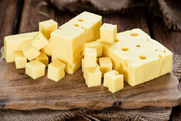 Bloco de queijo no fundo de madeira vintage — Fotografia de Stock