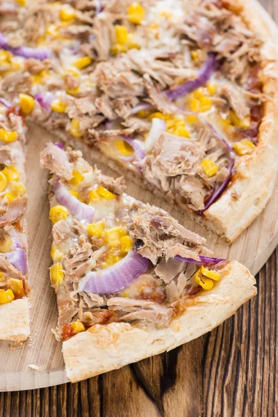 Tonhal Pizza kukorica és lilahagyma — Stock Fotó