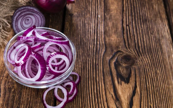 Färska kapade röd lökringar — Stockfoto