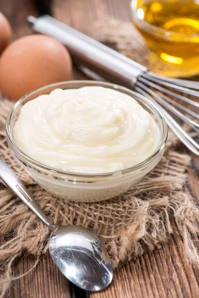 Portion Mayonnaise auf einem alten Holztisch — Stockfoto