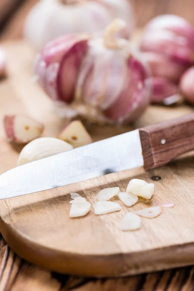 Peeled Garlic on wooden table — Stock Photo, Image