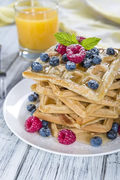 Gofres caseros con bayas mixtas — Foto de Stock