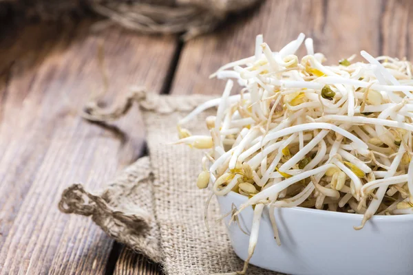 Brotes de Mungbean en mesa de madera —  Fotos de Stock