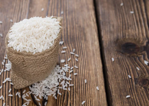 Невареный рис — стоковое фото