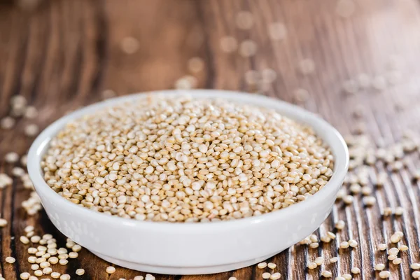 Tigela com sementes de quinoa não cozidas — Fotografia de Stock