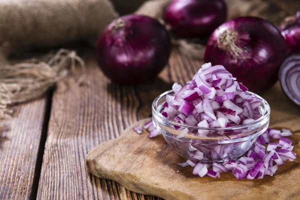 Чаша с (кубиками) Red Onions — стоковое фото